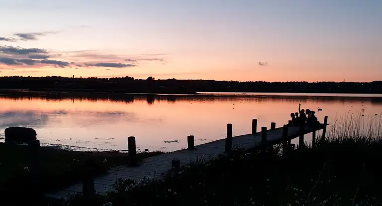 Sø med solnedgang